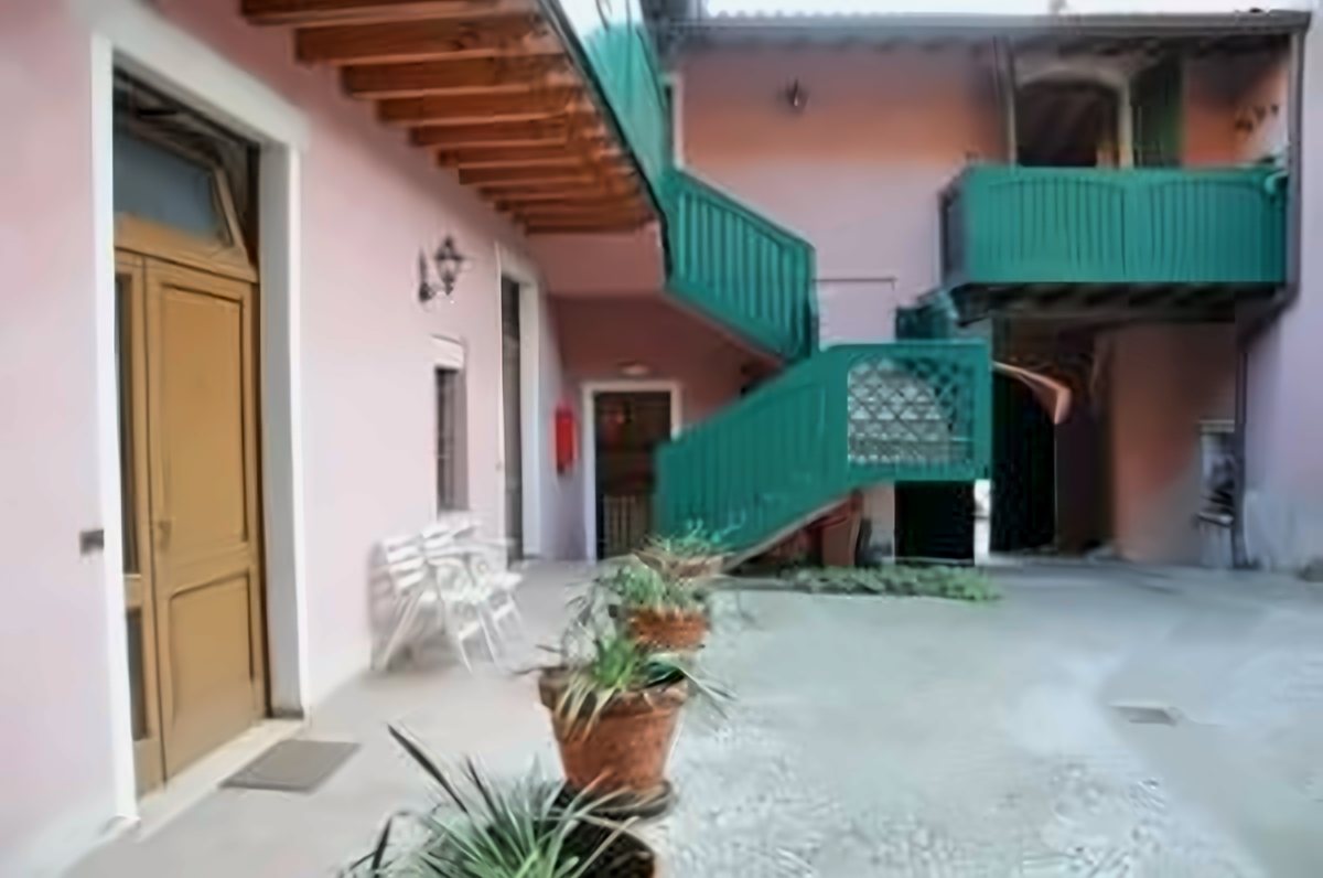 La scala verde nella corte